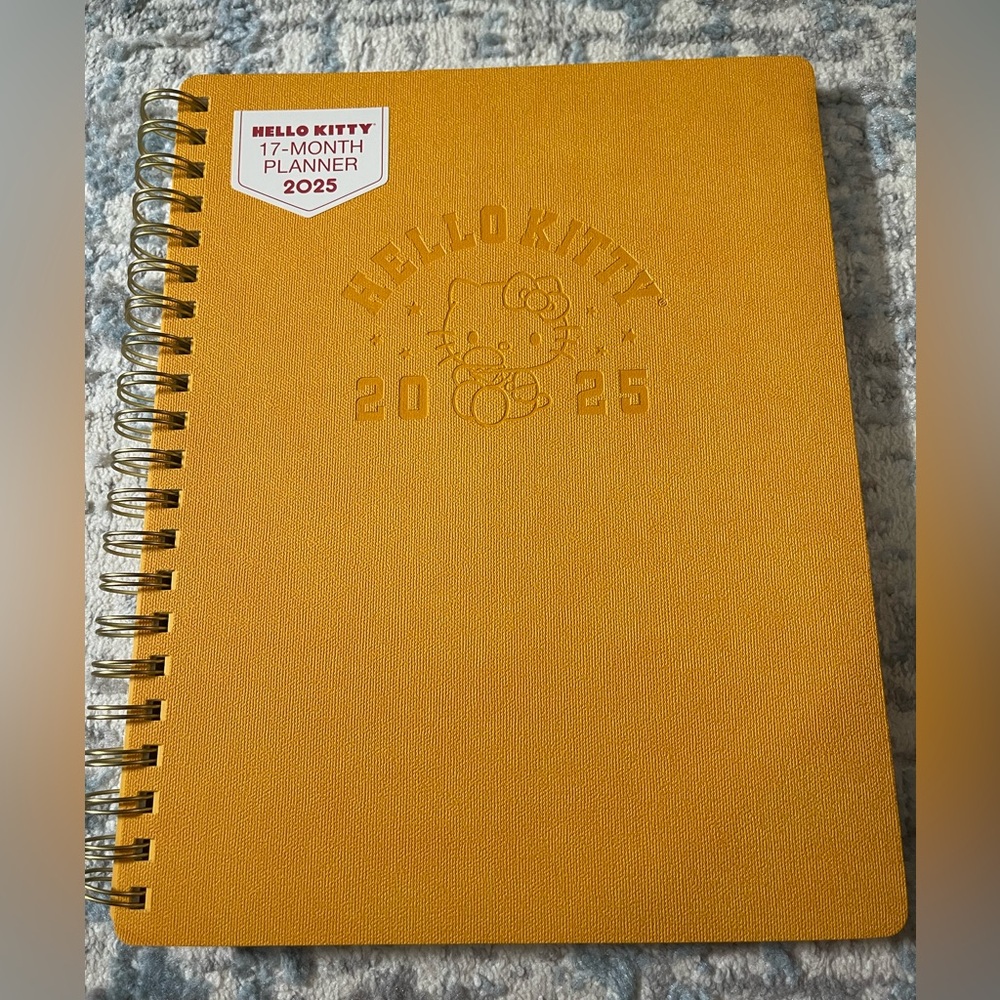 NWT Sanrio Hello Kitty  17 month planner